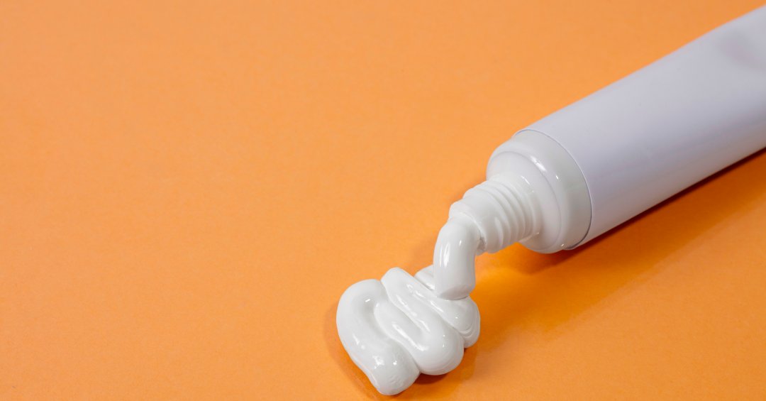 Pasta de dente ajuda a secar espinhas? Enten...