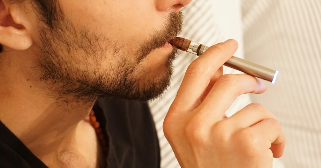 “Vape face”: como o cigarro eletrônico ajuda...
