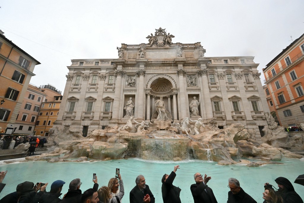 Fontana di Trevi é reaberta em Roma após 3 meses de limpeza