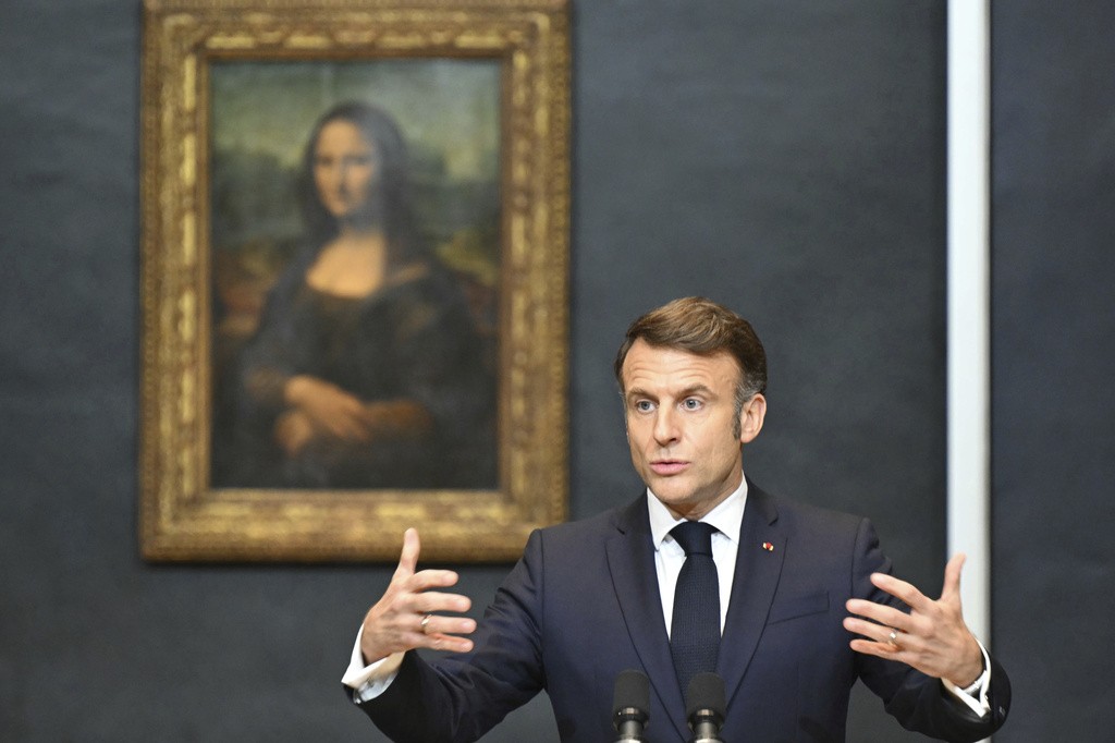 Macron anuncia reforma do Louvre e sala exclusiva para a Mona Lisa com ingresso à parte
