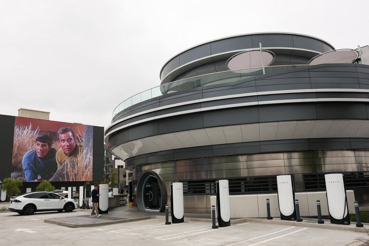 Como é o restaurante da Tesla, de Elon Musk, que não aceita dinheiro e serve lanches em embalagens de Cybertruck