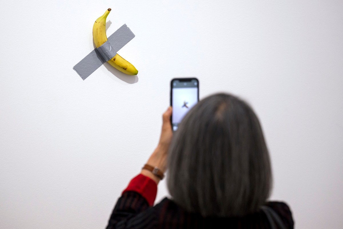 Visitante come banana de obra de arte avaliada em US$ 6 milhões em museu na França