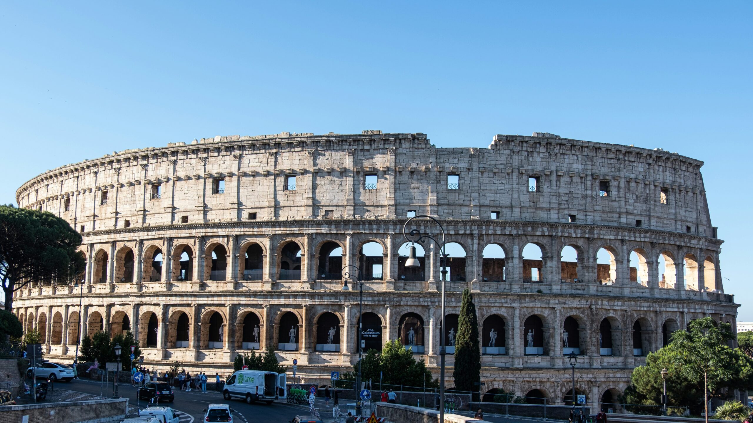Guia turística morre após desmaiar no Coliseu em meio a onda de calor em Roma