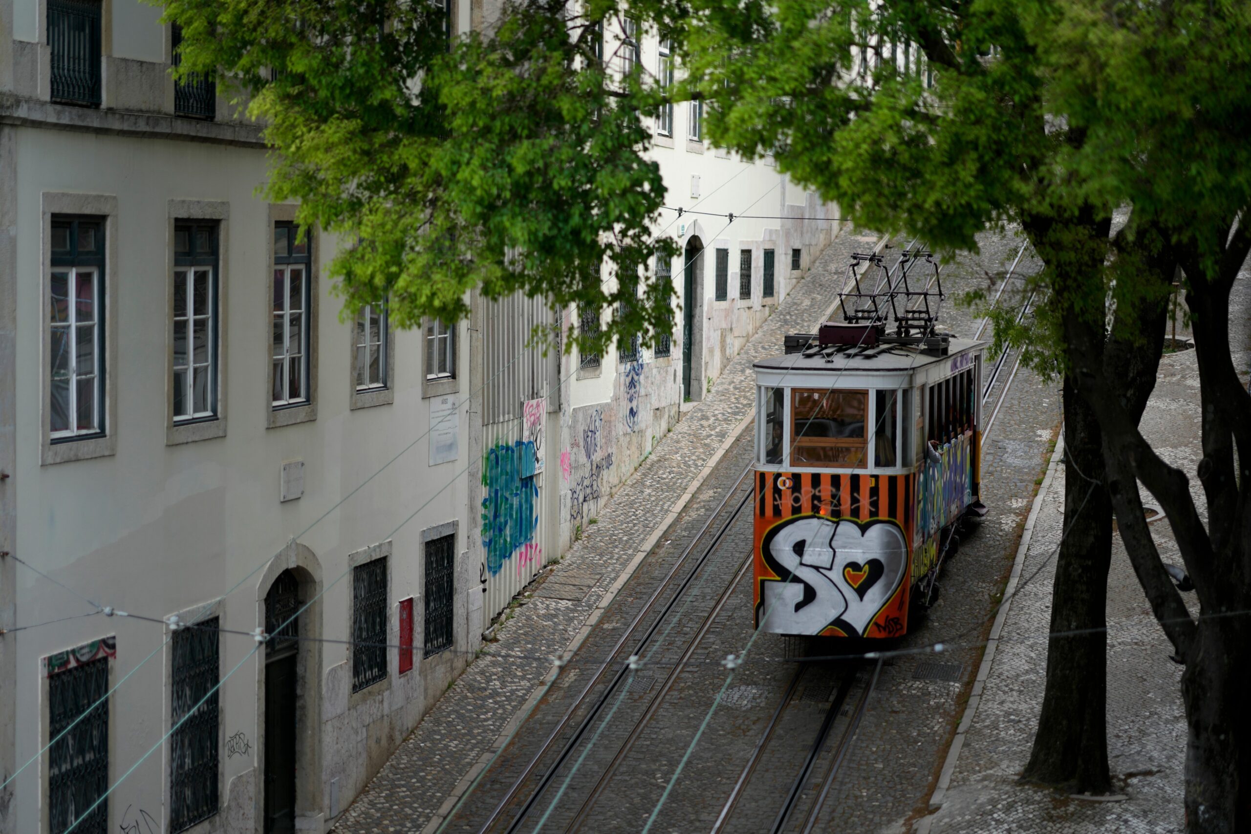 Elevador da Glória: bondinho que descarrilou é cartão-postal de Lisboa