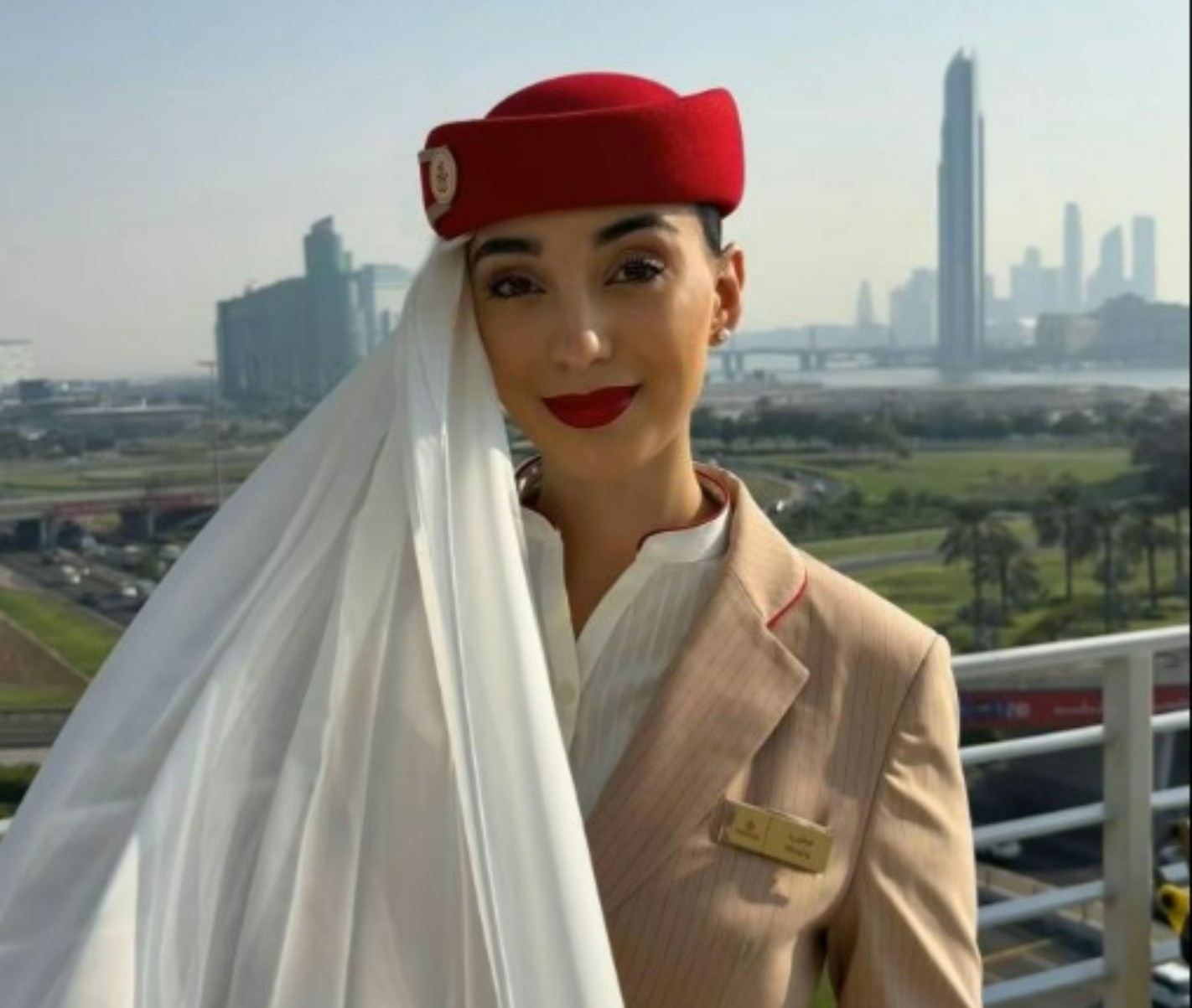 Comissária da Emirates viraliza no TikTok ao revelar salário e mostrar apartamento em Dubai