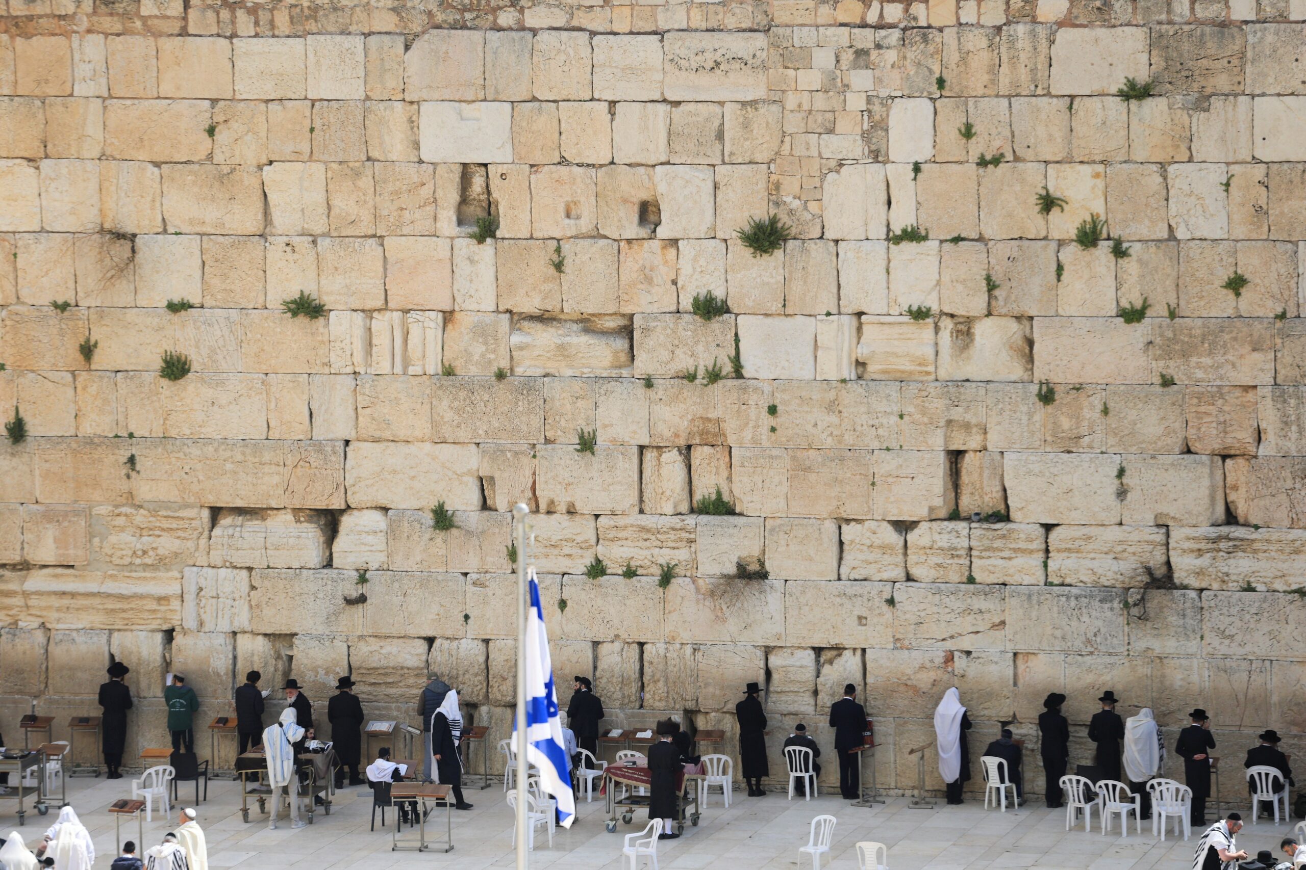 Locais sagrados em Jerusalém reabrem após 40 dias fechados devido à guerra