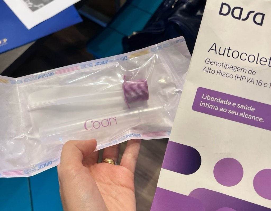 Kit para autoteste de HPV fornecido pela DASA: haste + tubo de armazenamento.