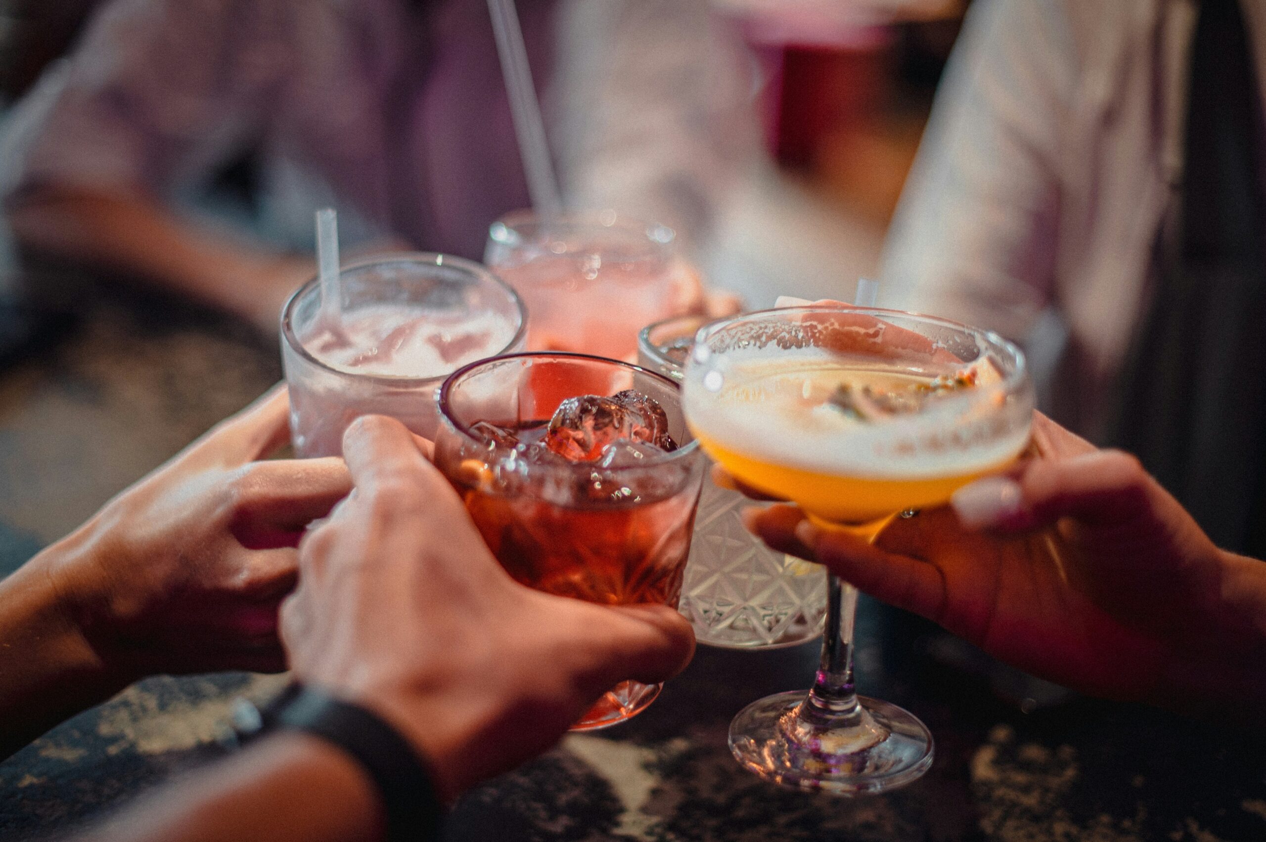 Quem toma Mounjaro pode beber? Entenda a relação entre tirzepatida e álcool