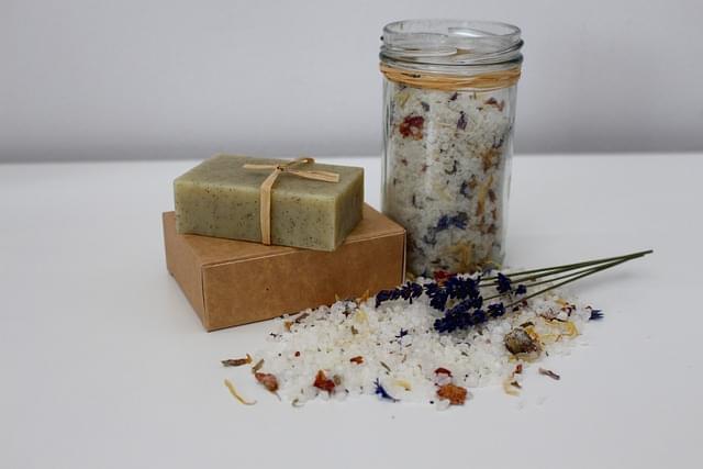 Na internet há diversas receitas caseiras para a pele do rosto. Porém, algumas delas contêm produtos perigosos para o rosto, ocasionando queimaduras, manchas e câncer.