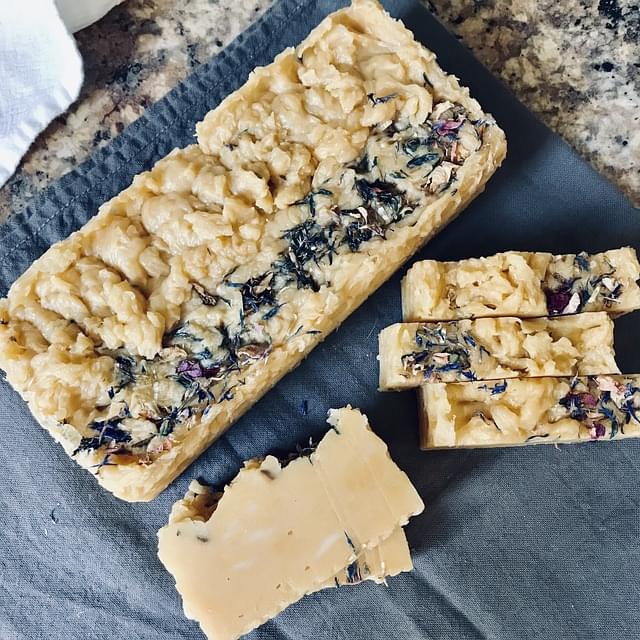 Na internet há diversas receitas caseiras para a pele do rosto. Porém, algumas delas contêm produtos perigosos para o rosto, ocasionando queimaduras, manchas e câncer.