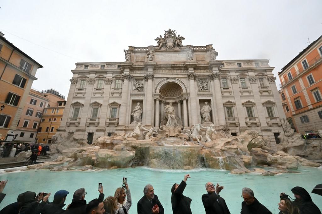 Fontana di Trevi é reaberta em Roma após 3 meses de limpeza
